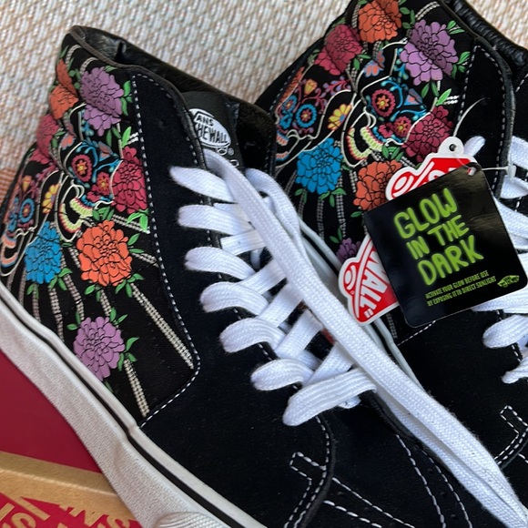 Vans Sk8-Hi
Dia De Los Muertos Black/
VNOA7Q5NBMW
WMNS sneakers - Picture 10 of 16